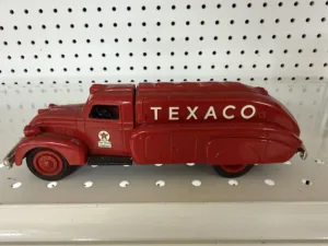 Road Champions Classic Scenes Texaco Gas Pump Diecast Collector Set